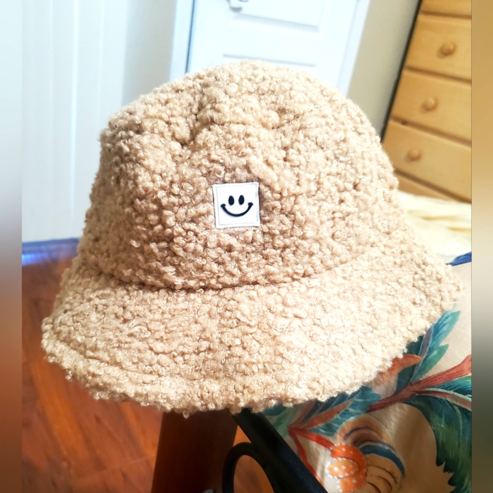 Smiley face bucket hat NWOT